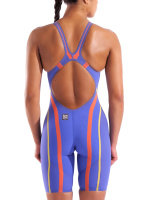 En dam i baddräkten sedd bakifrån