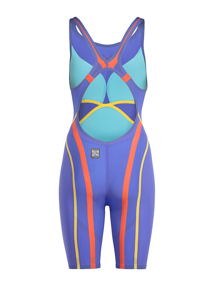 Baddräkten bakifrån mot en vit bakgrund