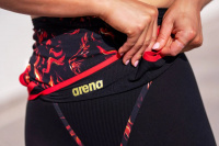 Närbild på baddräktens nerrullad till midjan på en dam