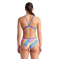 En dam i baddräkten sedd bakifrån