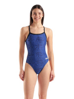 En dam i baddräkten sedd framifrån