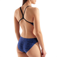 En dam i baddräkten sedd bakifrån