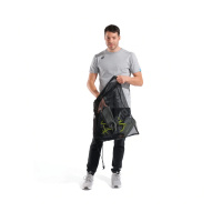 Meshpåse One Go, Svart En man håller meshpåsen framför sig