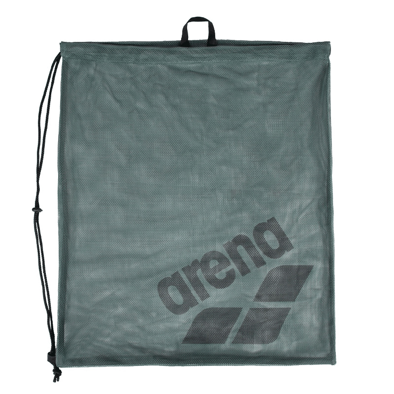 Meshväskan mot en vit bakgrund