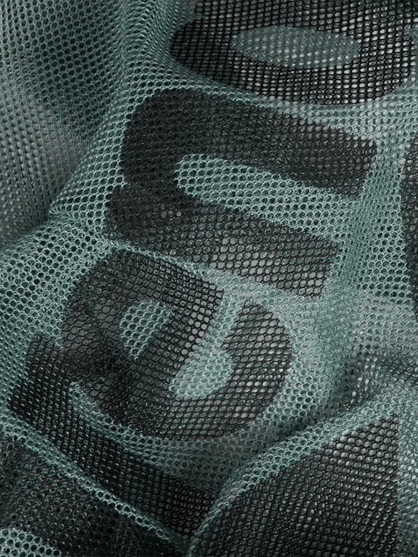 Närbild på Arenas logga på meshväskan