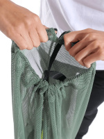 Meshpåse One Go, Sage Ett par händer öppnar väskan