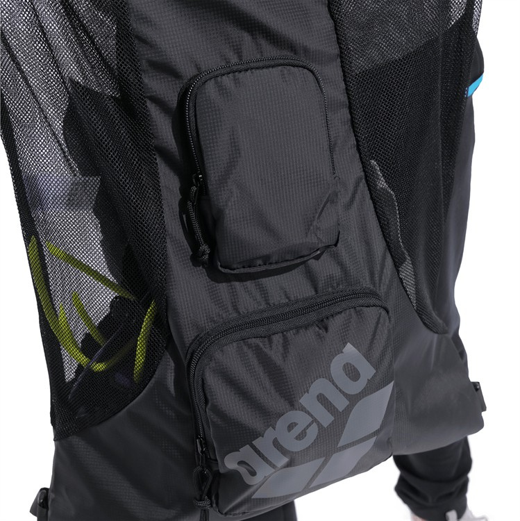 Närbild på meshväskans framsida 