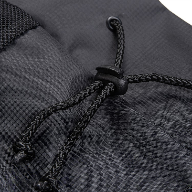 Närbild på väskans dragsko