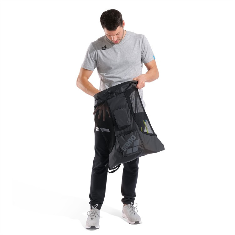 En man håller väskan framför sig 