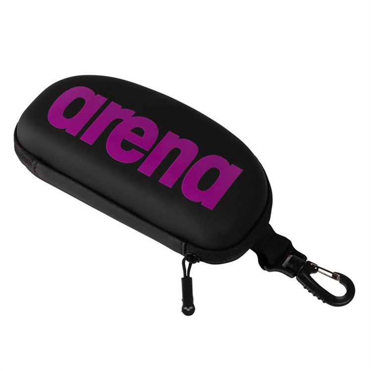 Simglasögonfodralet mot en vit bakgrund