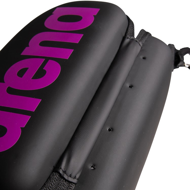 Närbild på ett öppnat fodral