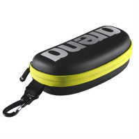 Simglasögonfodral, Svart/Vit/Gul Simglasögonfodralet mot en vit bakgrund