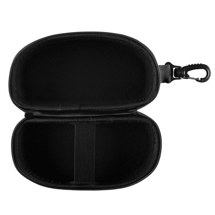 Ett öppet fodral mot en vit bakgrund