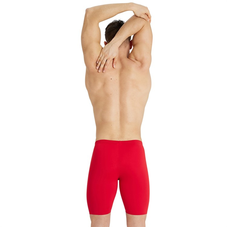 En man i badbyxorna sedd bakifrån