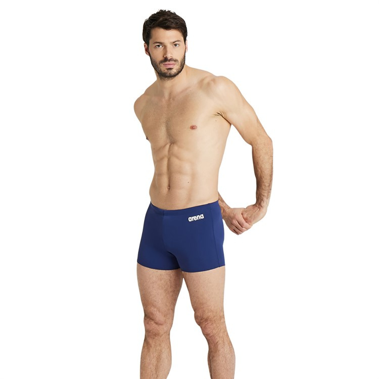 En man i badbyxorna sedd framifrån