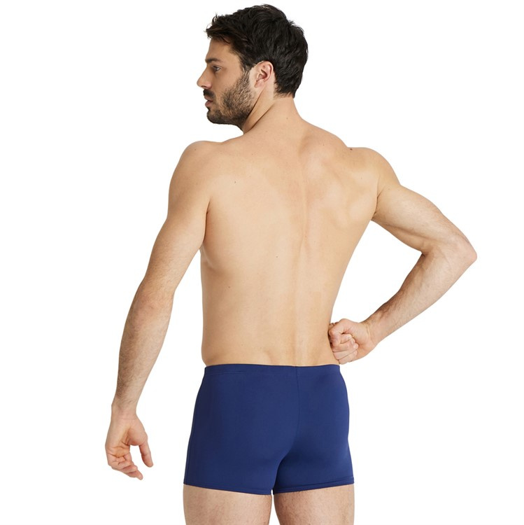 En man i badbyxorna sedd bakifrån