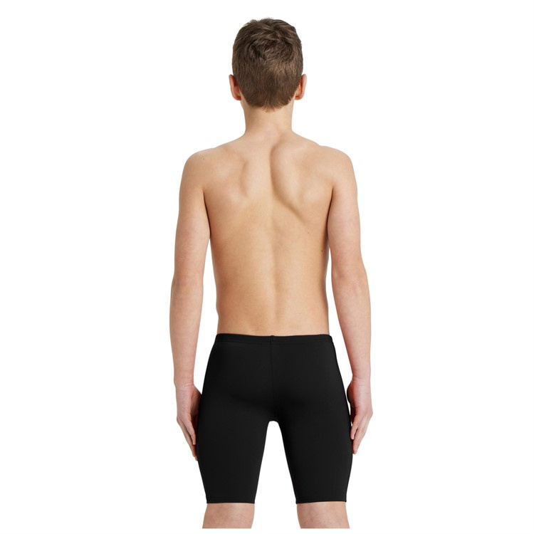 En pojke klädd i badbyxorna sedd bakifrån