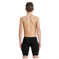 En pojke klädd i badbyxorna sedd bakifrån