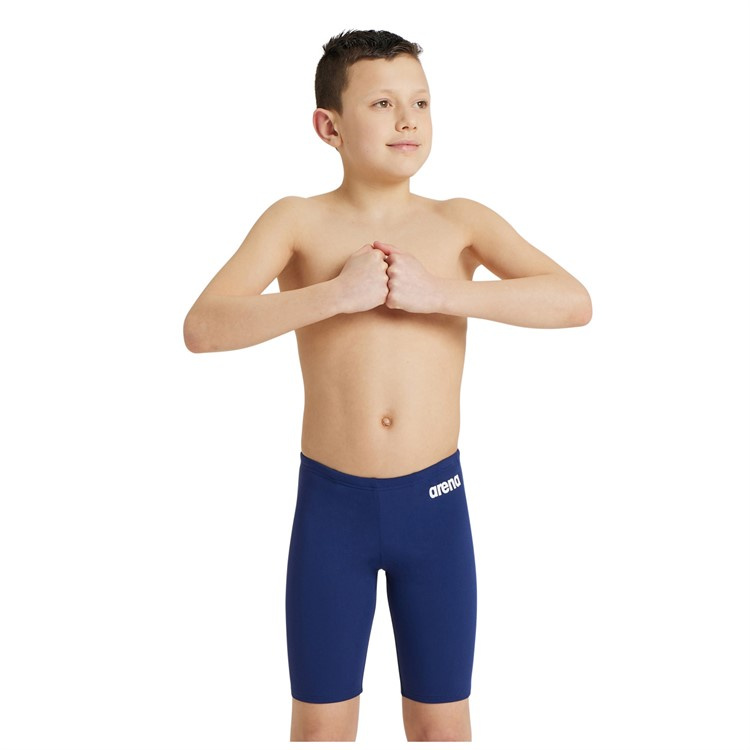 En pojke klädd i badbyxorna sedd framifrån