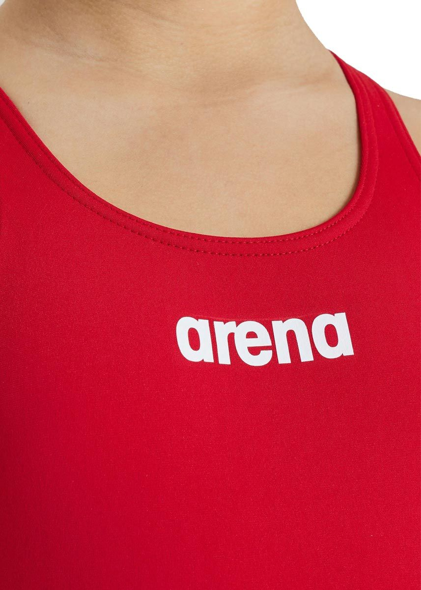 Närbild på Arenas logga på baddräktens byst 