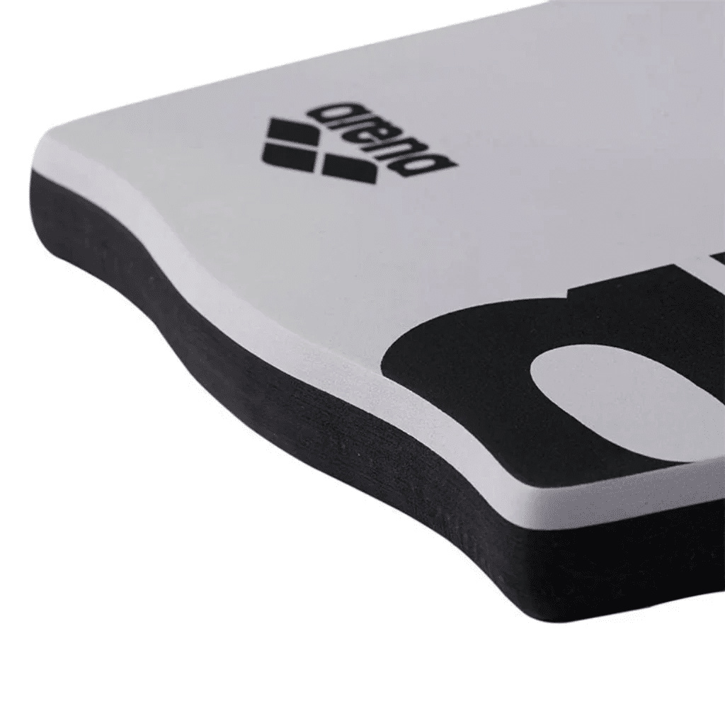 Närbild på den nedre kanten av kickboarden