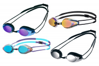 Fyra modeller av simglasögonen bredvid varandra mot en vit bakgrund