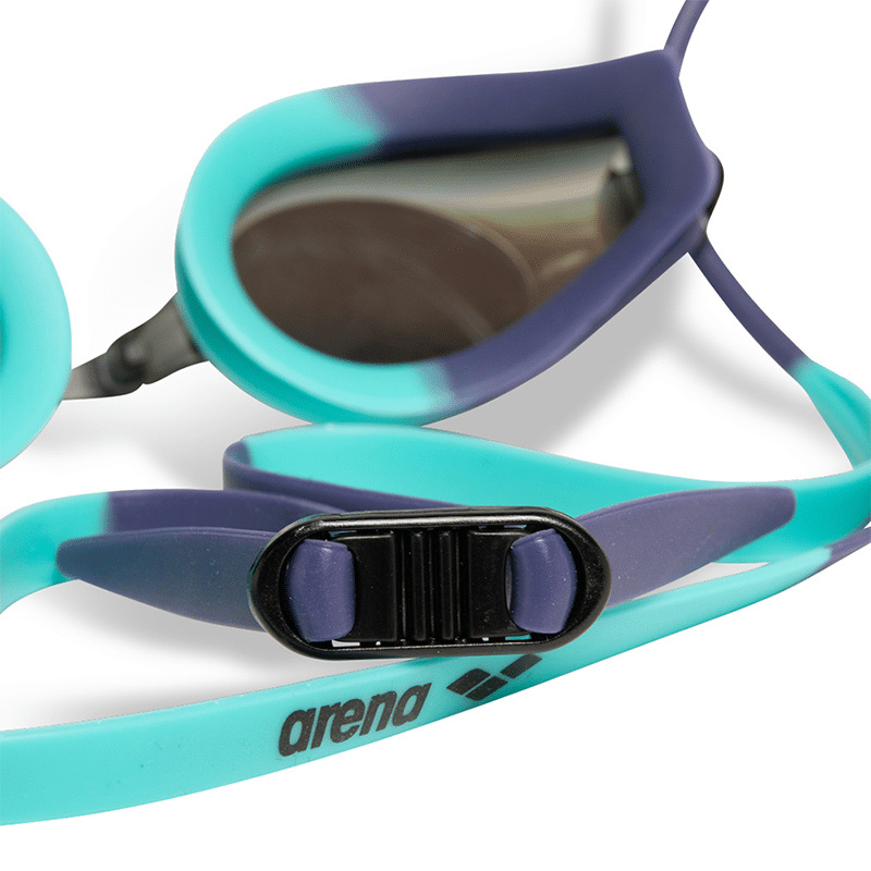 Närbild på simglasögonens lins från insidan och spänne