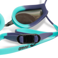 Närbild på simglasögonens lins från insidan och spänne