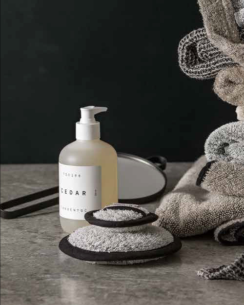 Två tvättpads bredvid tvål och handdukar