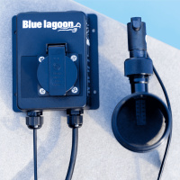 Komplett Flödesvakt Plus Flödesvakten och dess styrenhet på en poolsarg