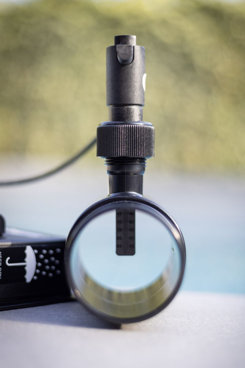 Flödesvakten sedd från sidan på en poolsarg