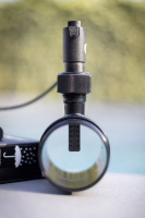 Komplett Flödesvakt Plus Flödesvakten sedd från sidan på en poolsarg