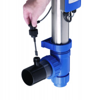 Komplett Flödesvakt Plus En hand stoppar ner flödesvaktsensorn i enheten