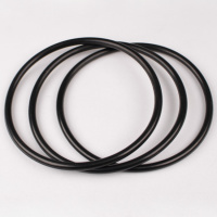 O-Ring till UV-C Kvartsglas, 3-pack Tre o-ringar mot en ljusgrå bakgrund