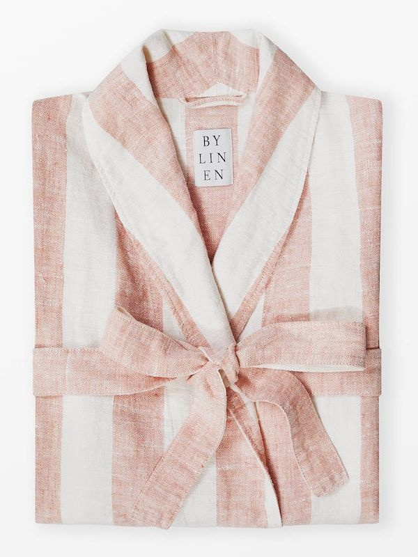 En vit och rosa randig morgonrock mot en vit bakgrund