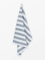 En vit och blå randig linnehandduk mot en vit bakgrund