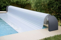 Contura Lamelltäcket i vit PVC monterat i kortändan av en pool