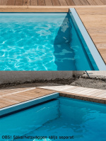 Två bilder på säkerhetsväggen färdigmonterad i en pool (säljs separat)