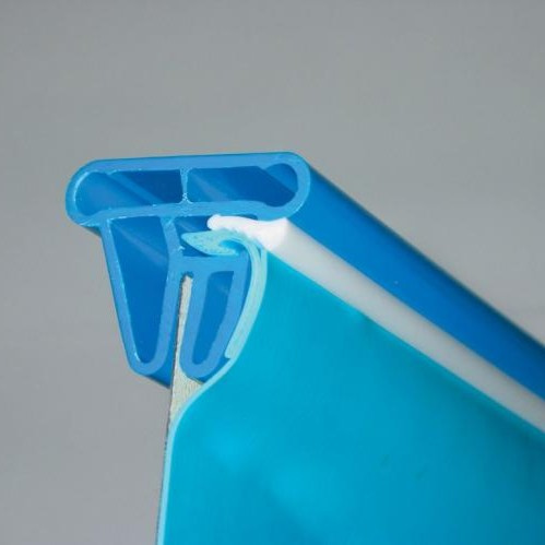 Närbild på en snäpp-in-list, poolliner, och låslist