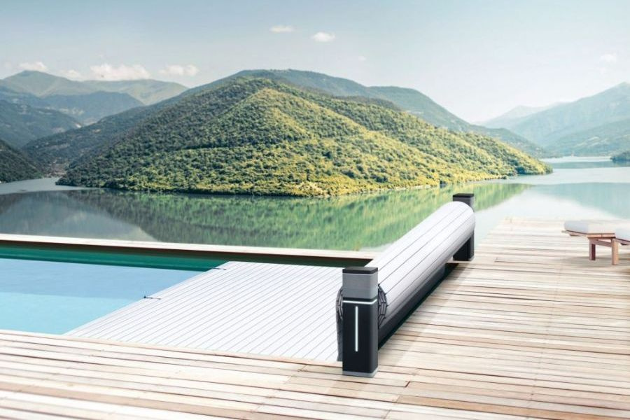 Tixit Lamelltäcke i en pool med träsarg. i bakgrunden syns en sjö och berg