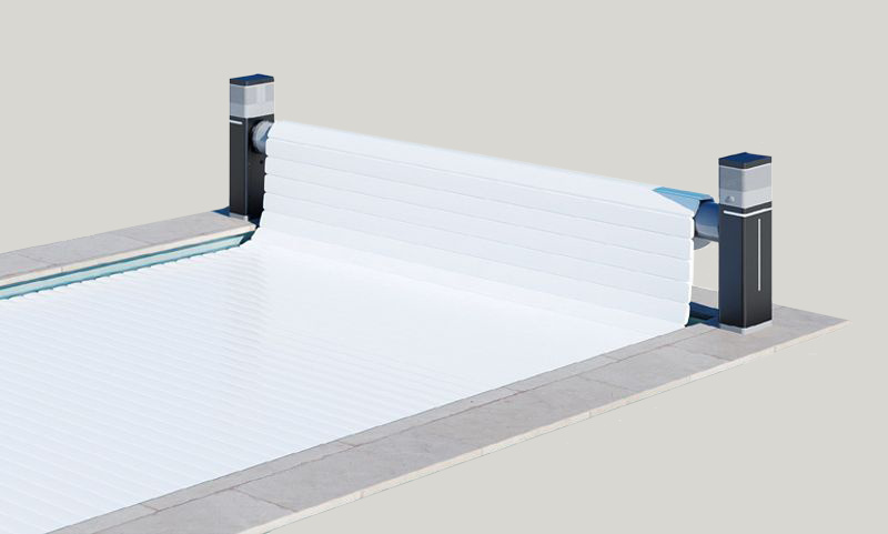 Tixit Lamelltäcke delvis utrullat i poolen