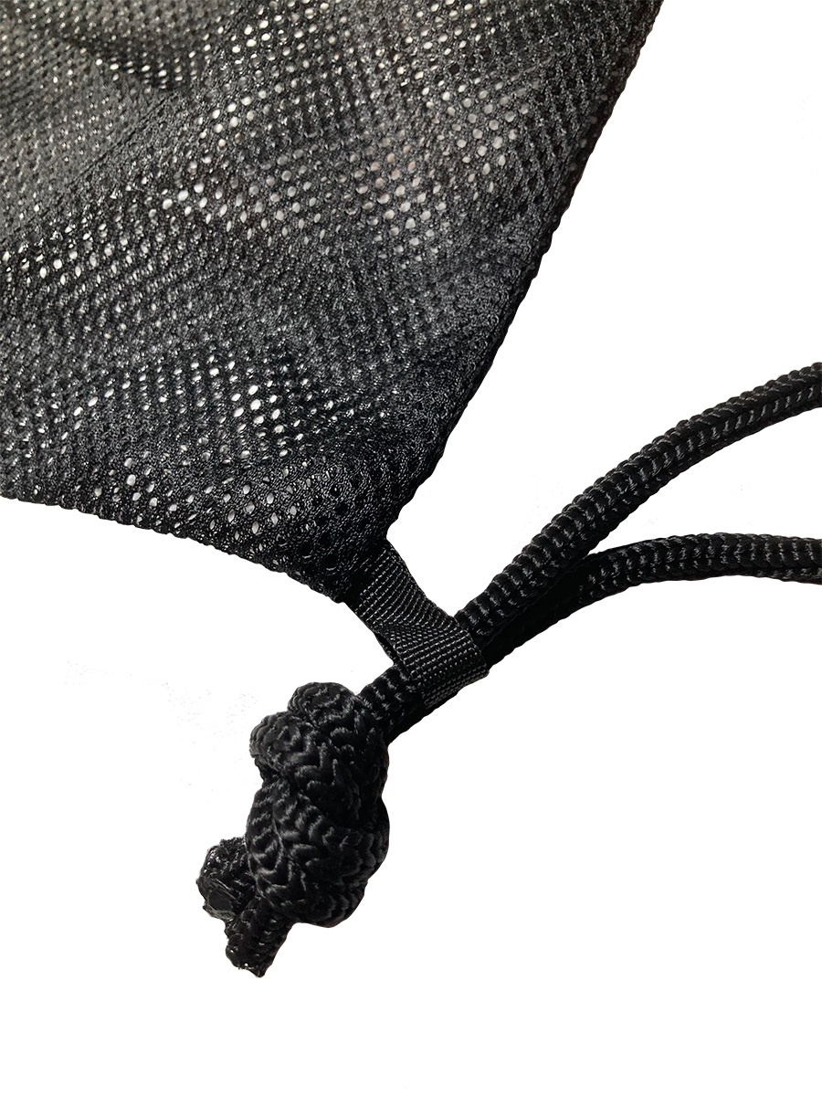 Närbild på väskans hörn och band