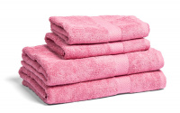 Fyra rosa handdukar och badlakan staplade ovanpå varandra mot en vit bakgrund.