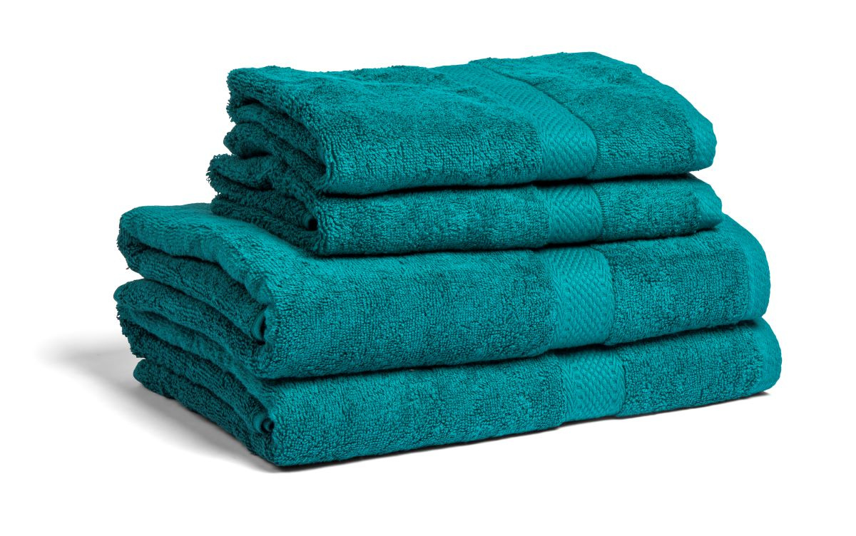 Fyra petrolblå handdukar och badlakan staplade ovanpå varandra mot en vit bakgrund.