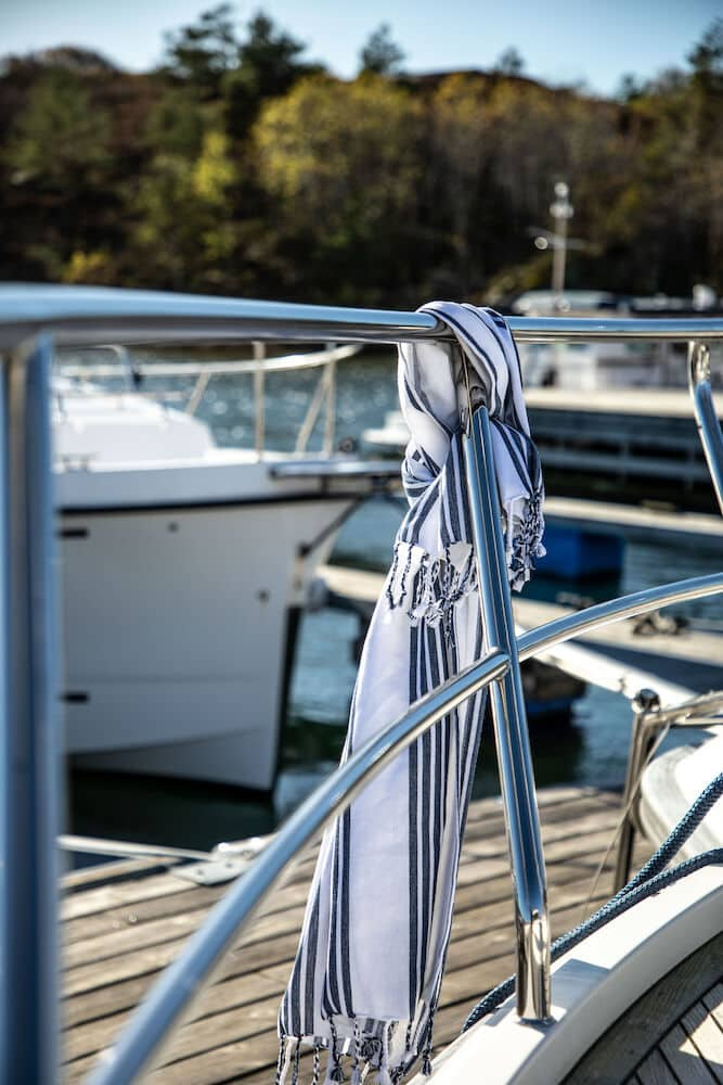 Badlakan Hamam i vitt knutet runt räcket på en båt