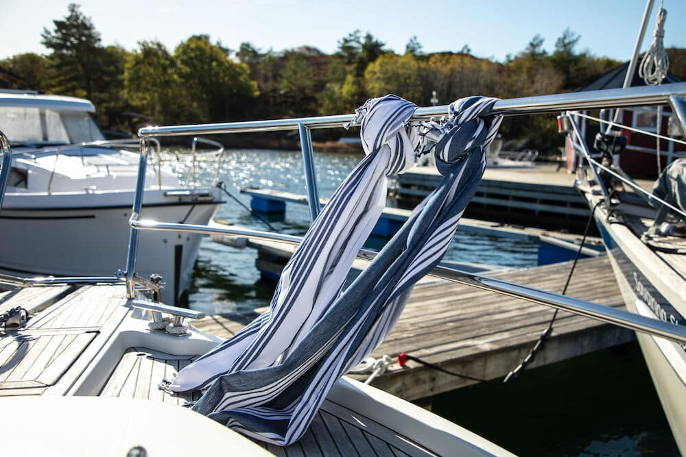 Badlakan Hamam i vitt och marin knutet runt räcket på en båt