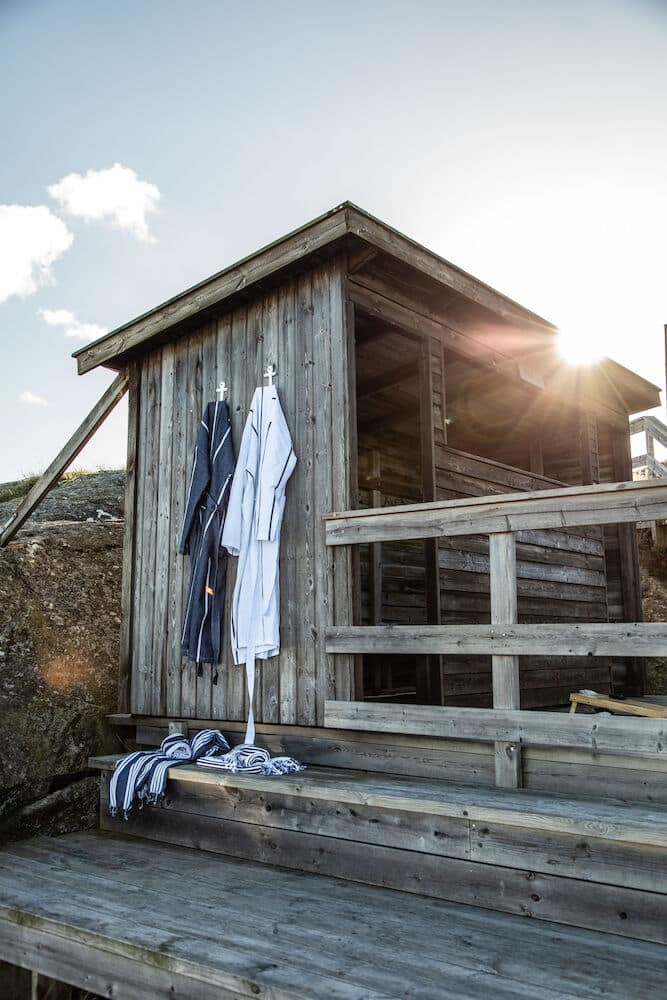 Badrock Hamam i Marinblå och Vitt hängande på utsidan av ett hus