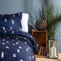 Ljuslyktan passar fint både innomhus och ute Ljuslyktan bredvid en säng och ett sängbord