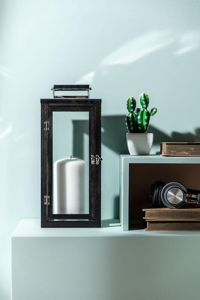 Ljuslyktan på en hylla bredvid andra inrednings föremål