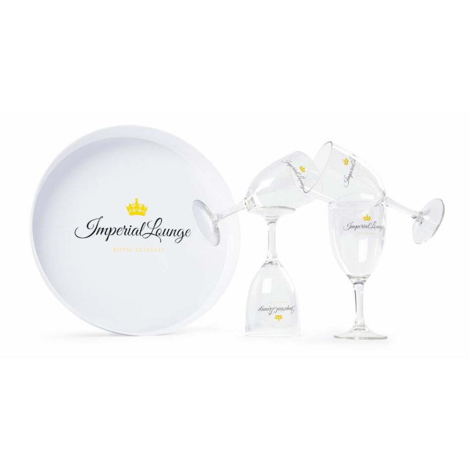 Fyra glas och brickan stående på och bredvid varandra